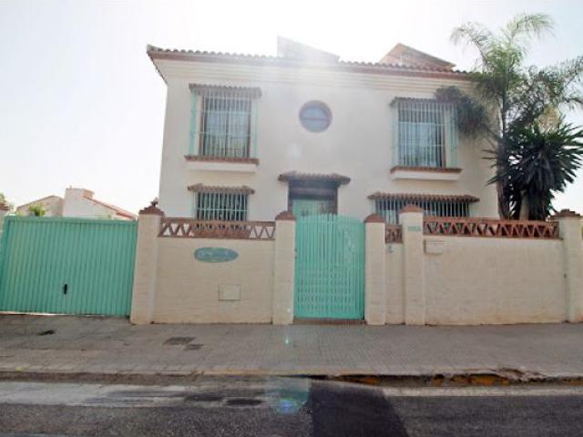 Villa a la venta con tres dormitorios y tres baños en Alhaurín de la Torre, zona El Romeral. Terraza