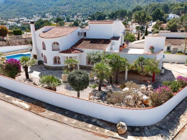Villa a la venta en Dénia: Donde Convergen la Tranquilidad y. 250m² Dénia