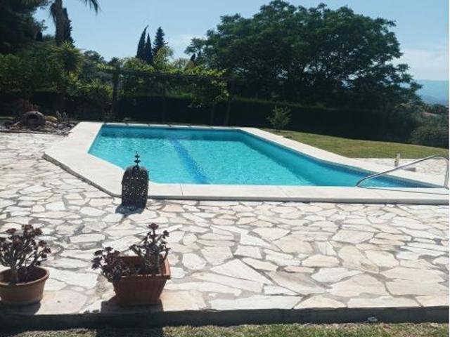Villa a las afueras de Alhaurin con gran potencial, ideal como inversion, a 5 minutos de Lauro Gol