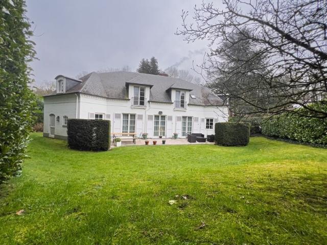 Villa à louer pour 4750 euro avec 5 chambres à coucher