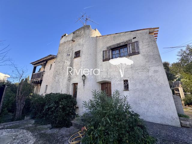 Villa à proximité immédiate du centre ville 276m2 hab. + 9. 298m² Cavalaire sur Mer