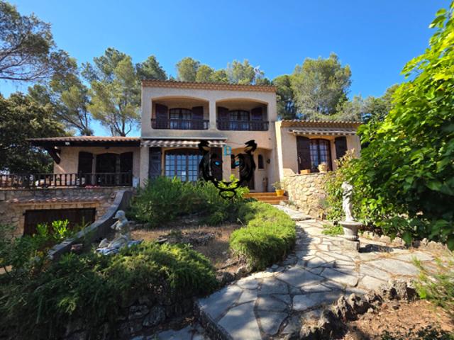 VILLA À QUELQUES PAS DE LA MER ET DE BOULOURIS