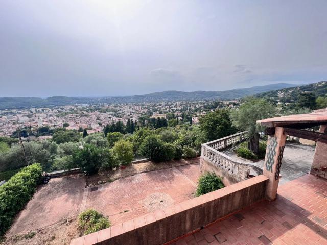 Villa à redécorer avec vue dominante Draguignan 154m² Draguignan