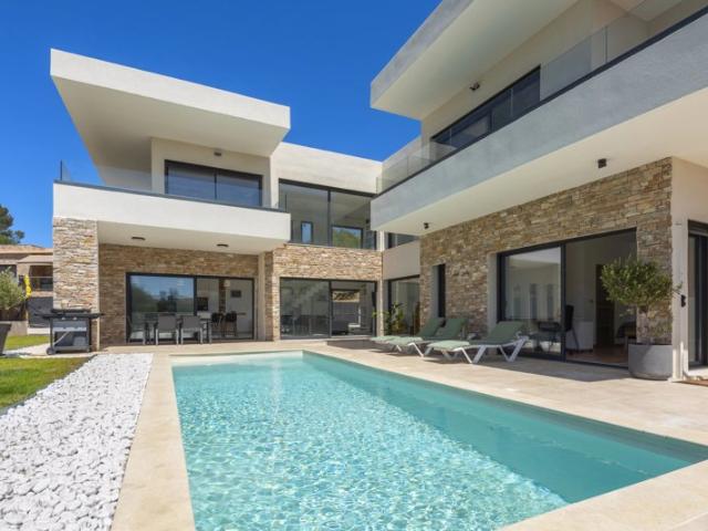 VILLA À SAINT RAPHAËL – SECTEUR LES PLAINES / PROCHE BOULOURIS AVEC DEUX APPARTEMENTS INDÉPENDANTS