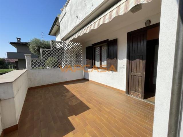 VILLA A SCHIERA CON GIARDINO