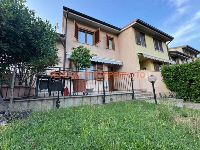 VILLA A SCHIERA CENTRALE CON GIARDINO PRIVATO ED AMPI SPAZI