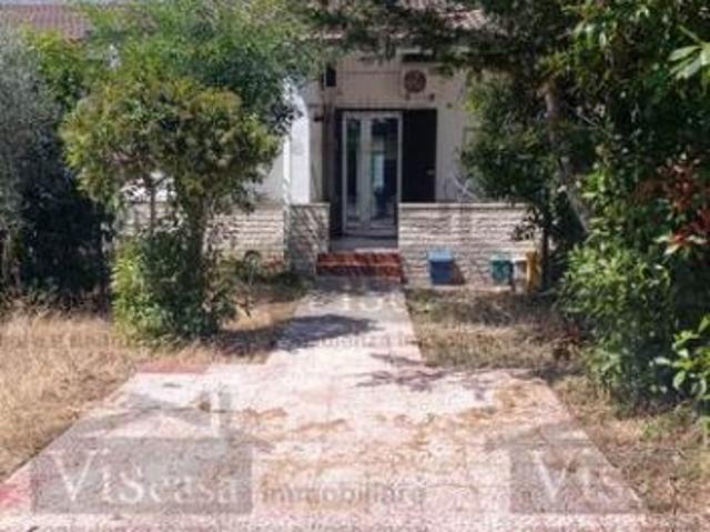 Villa a schiera centrale con giardino