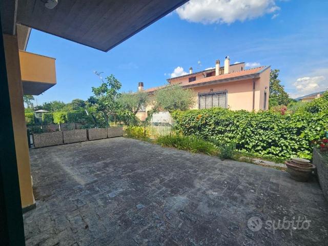 VILLA A SCHIERA A FOLIGNO