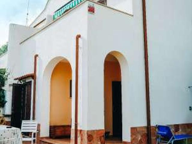Villa a schiera arredata con piscina