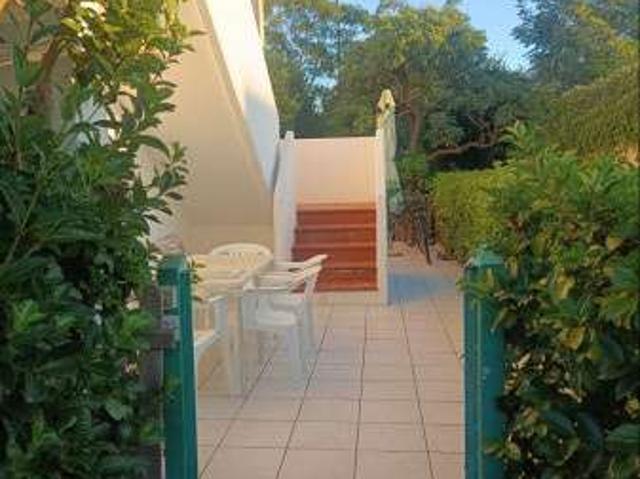 Villa a schiera arredata con piscina