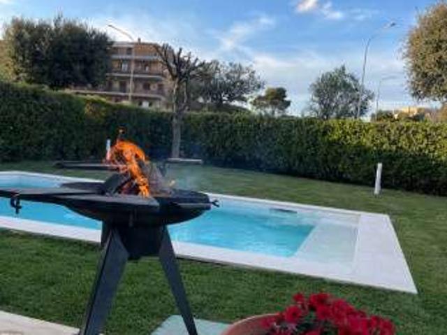 Villa a schiera arredata con piscina
