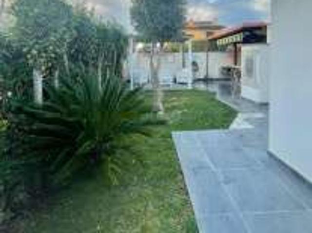 Villa a schiera arredata con piscina