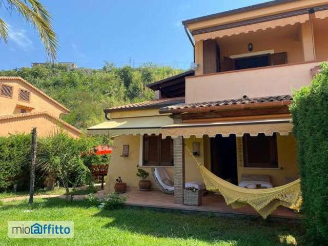 Villa a schiera arredata con piscina