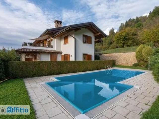 Villa a schiera arredata con piscina