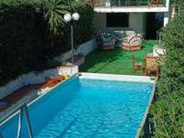 Villa a schiera arredata con piscina