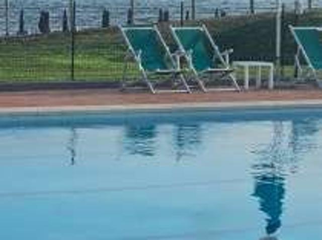 Villa a schiera arredata con piscina