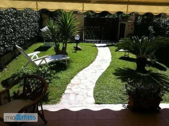 Villa a schiera arredata con piscina