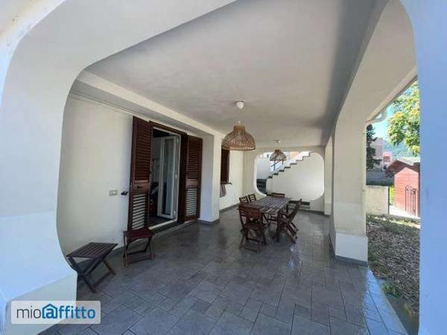 Villa a schiera arredata con terrazzo