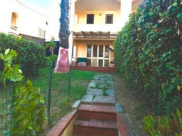 Villa a schiera arredata con terrazzo