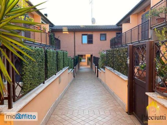 Villa a schiera arredata con terrazzo