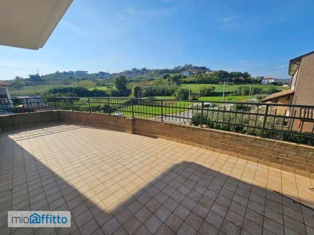Villa a schiera arredata con terrazzo