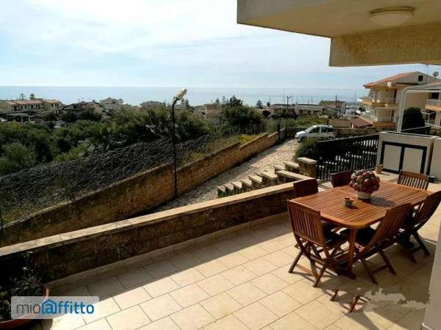 Villa a schiera arredata con terrazzo