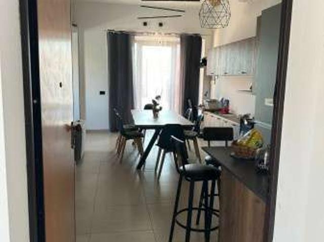 Villa a schiera arredata con terrazzo