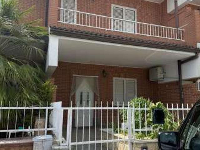 Villa a schiera arredata con terrazzo