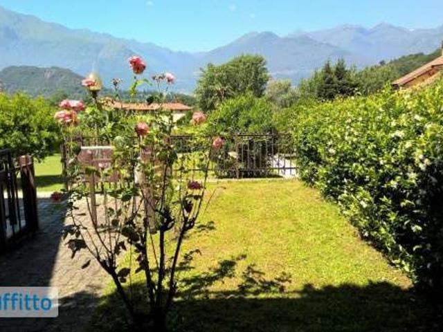 Villa a schiera arredata con terrazzo