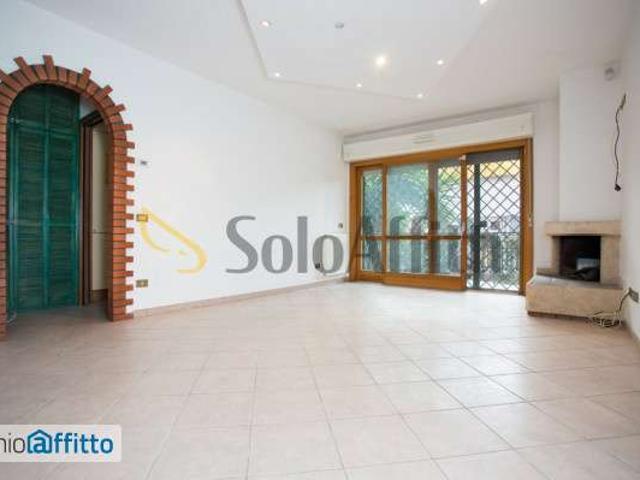 Villa a schiera arredata con terrazzo