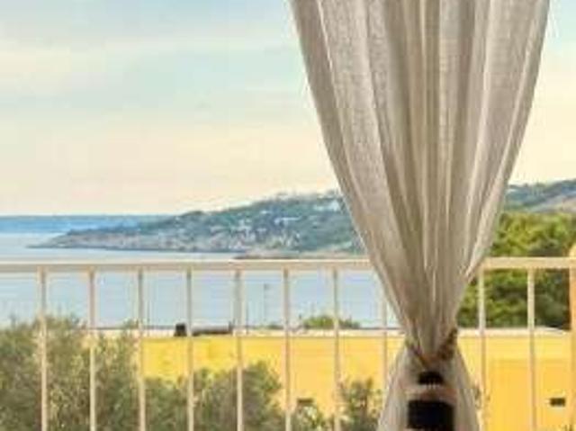 Villa a schiera arredata con terrazzo