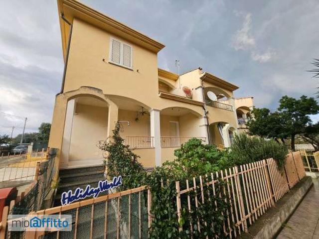 Villa a schiera arredata con terrazzo