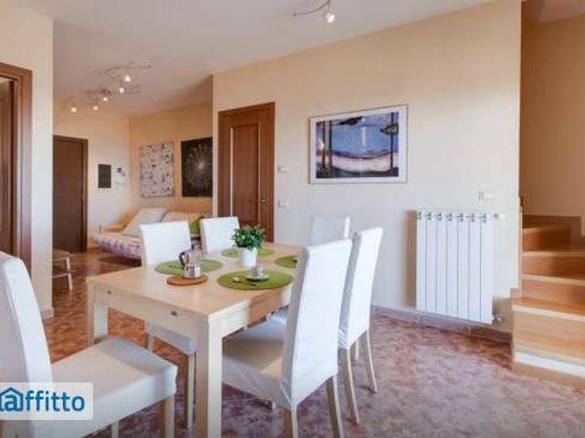 Villa a schiera arredata con terrazzo