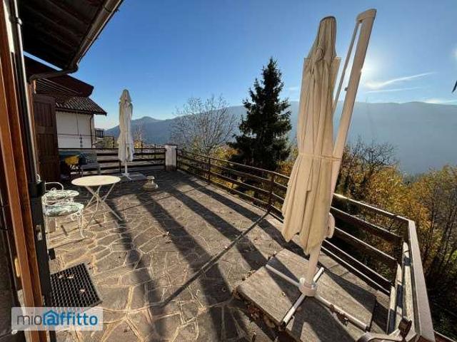 Villa a schiera arredata con terrazzo