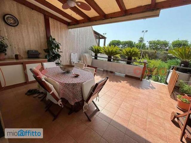 Villa a schiera arredata con terrazzo