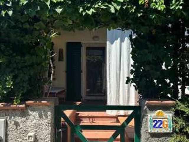 Villa a schiera arredata con terrazzo