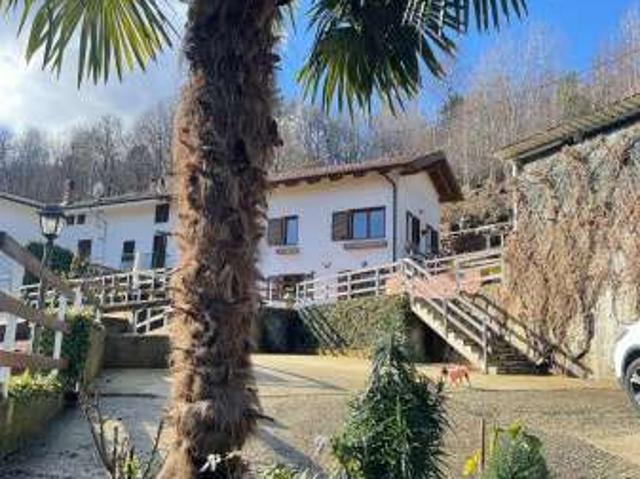 Villa a schiera arredata con terrazzo