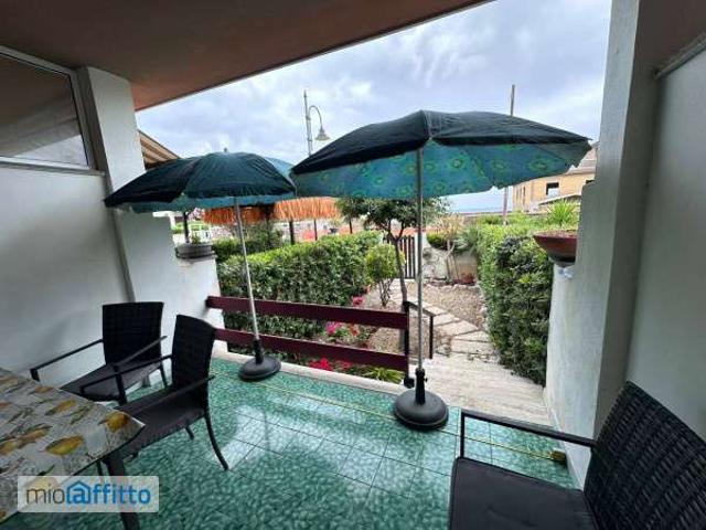 Villa a schiera arredata con terrazzo