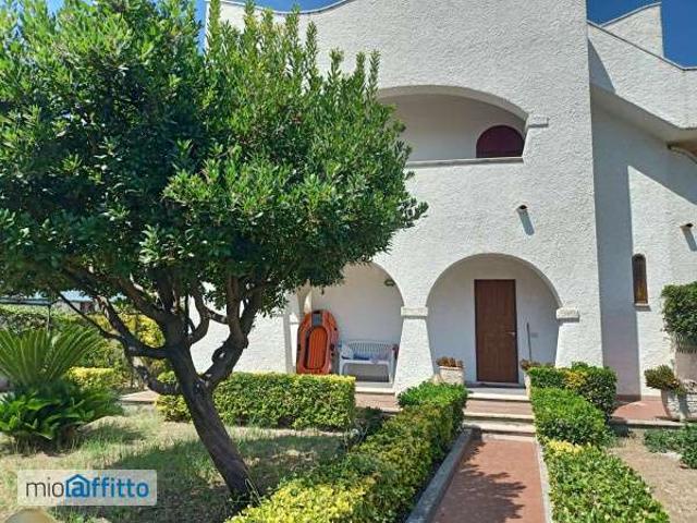 Villa a schiera arredata con terrazzo