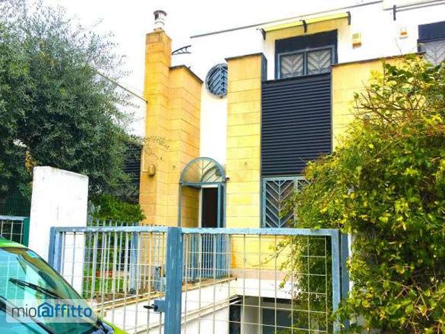 Villa a schiera arredata con terrazzo