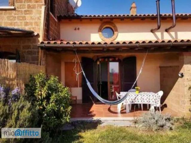 Villa a schiera arredata con terrazzo