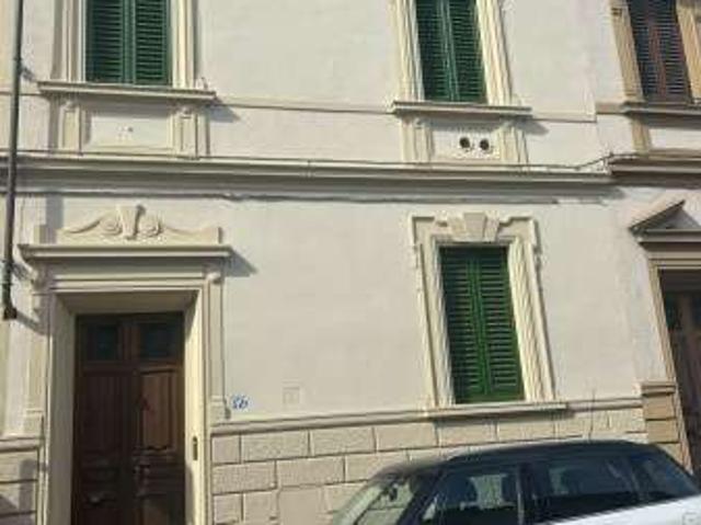 Villa a schiera arredata con terrazzo