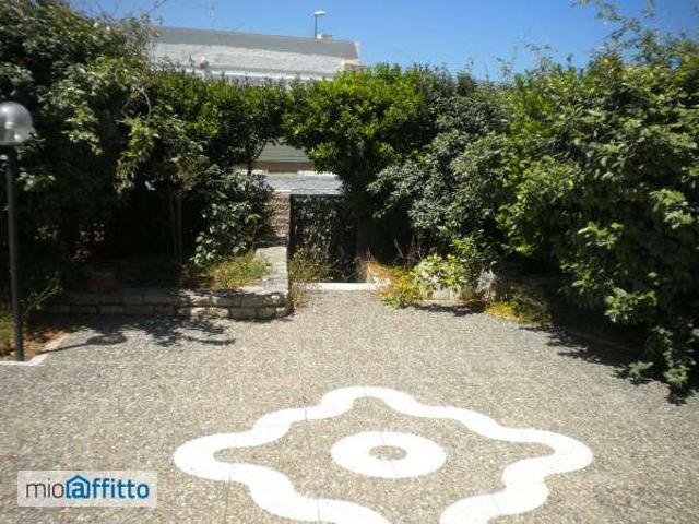 Villa a schiera arredata con terrazzo