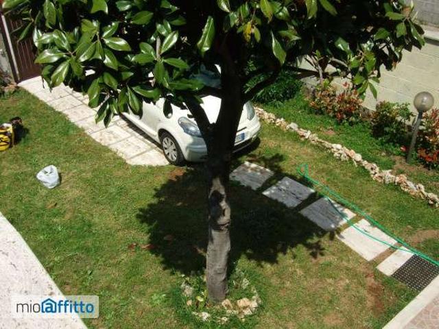 Villa a schiera arredata con terrazzo
