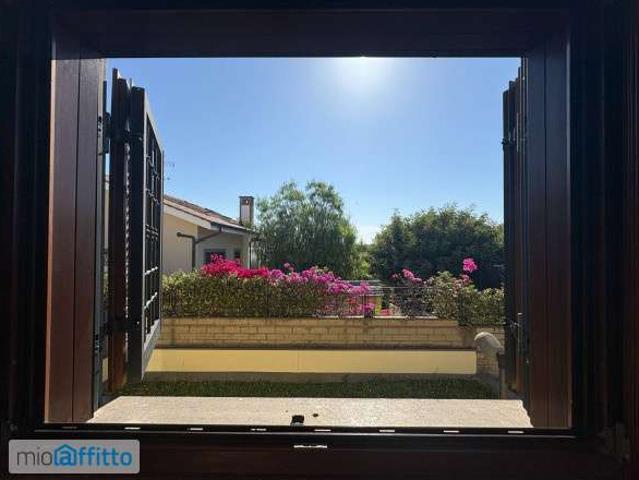 Villa a schiera arredata con terrazzo
