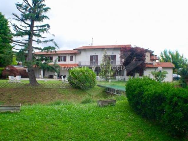 VILLA A SCHIERA di 19 vani e di 750 mq PIETRASANTA rif. 522