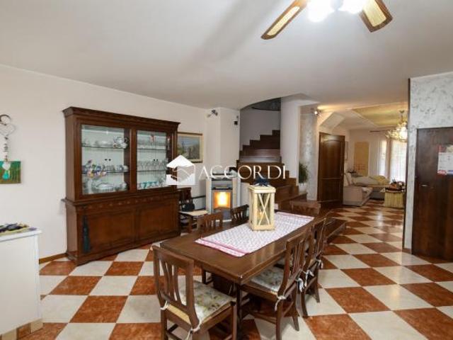 VILLA A SCHIERA di 4 vani e di 252 mq CAERANO DI SAN MARCO rif. CM6_1