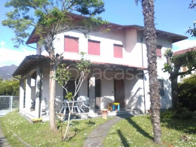Villa a Schiera in affitto a Montignoso via Nespolo, 18, arredato, giardino privato, terrazzo TrovaCasa
