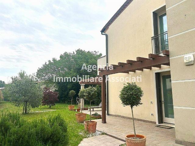 Villa a Schiera in affitto a Bassano del Grappa via Beato Marco d'Aviano, giardino privato, box, terrazzo TrovaCasa