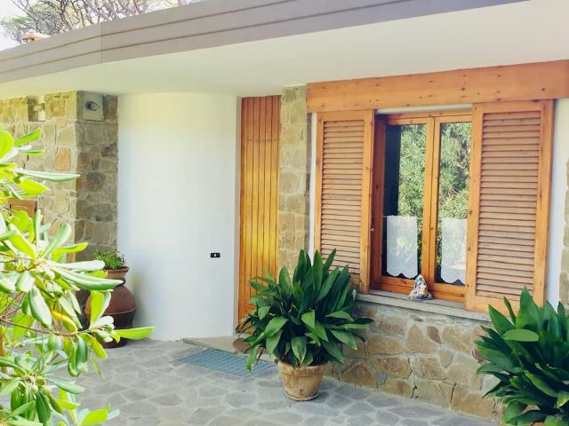 VILLA A SCHIERA in AFFITTO a CASTIGLIONE DELLA PESCAIA ROCCAMARE di 8 vani